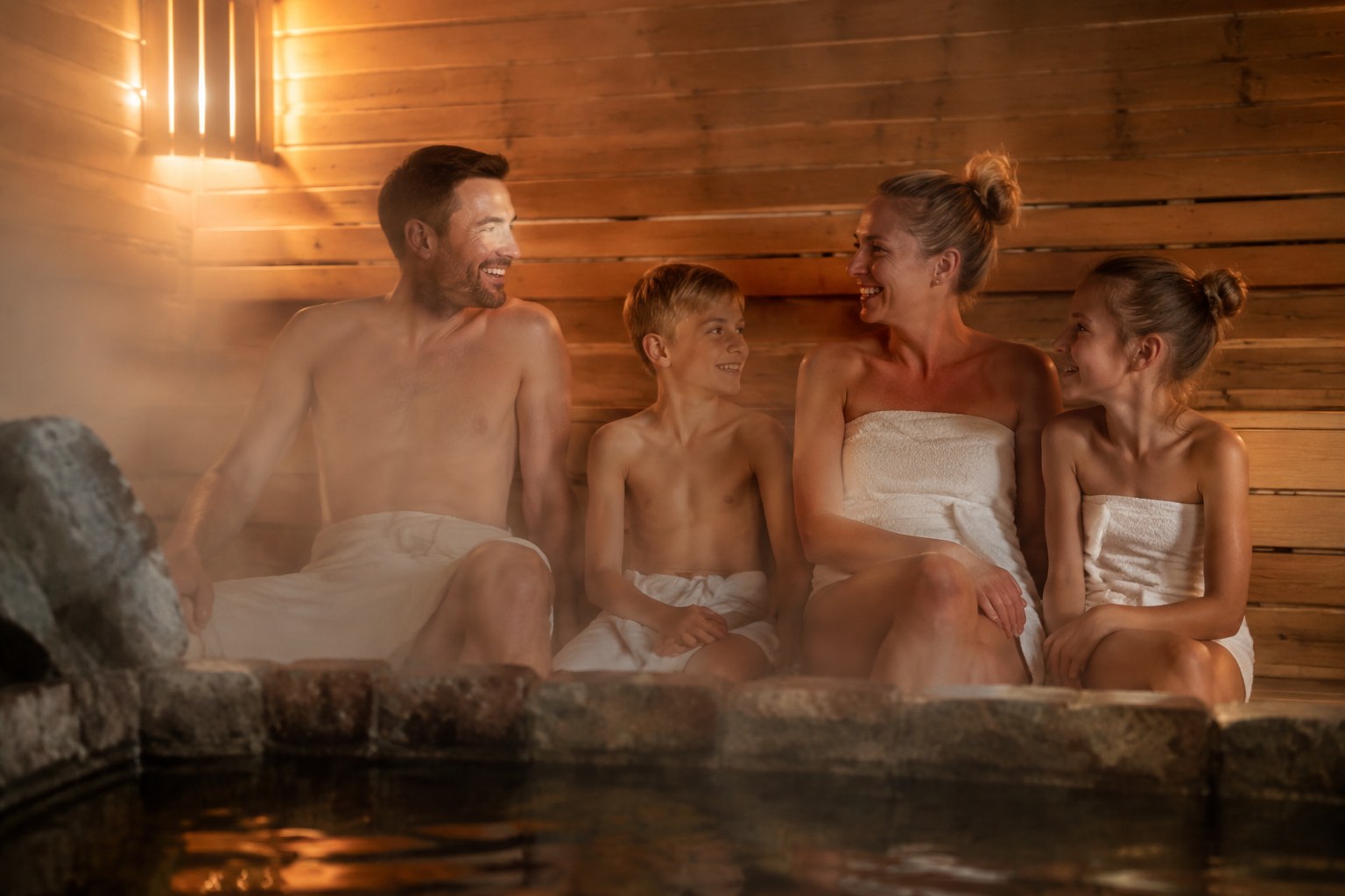 Famille partageant un moment au sauna