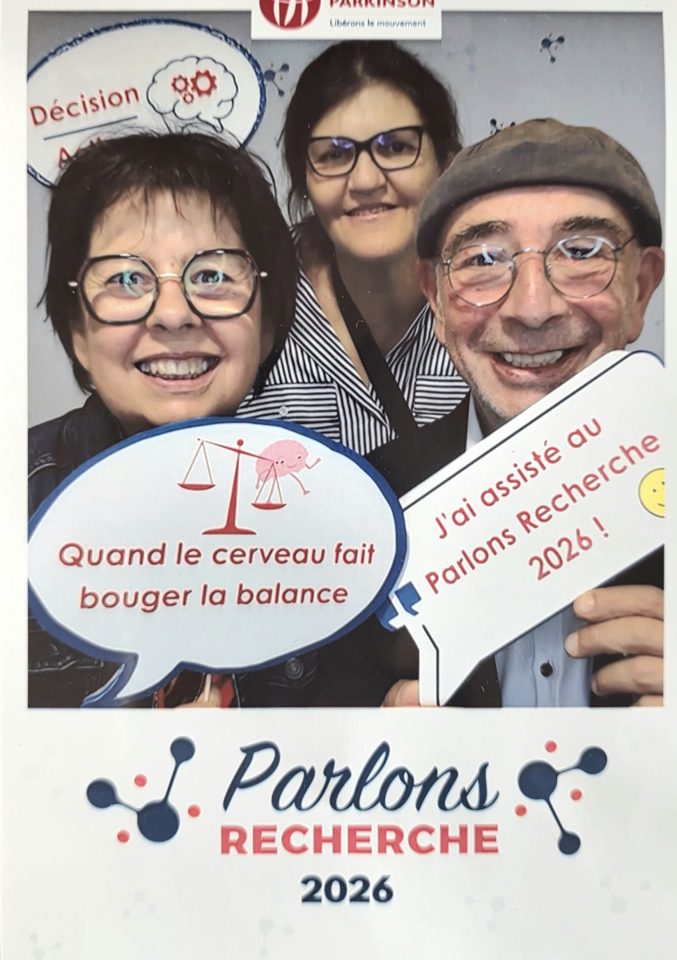 Trois personnes à l'événement Parlons Recherche 2026, dédié à la recherche sur la maladie de Parkinson